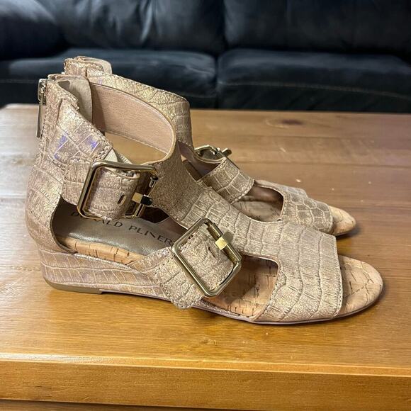 Donald Pliner Olive Wedge Sandals Size 5.5 Metallic Gold Rose - Picture 2 of 8